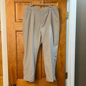 Capris. Stretchy fabric. 5.5” zipper, 1 back pocket